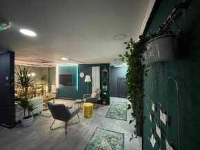 Lovely Party House - Centrally Located
